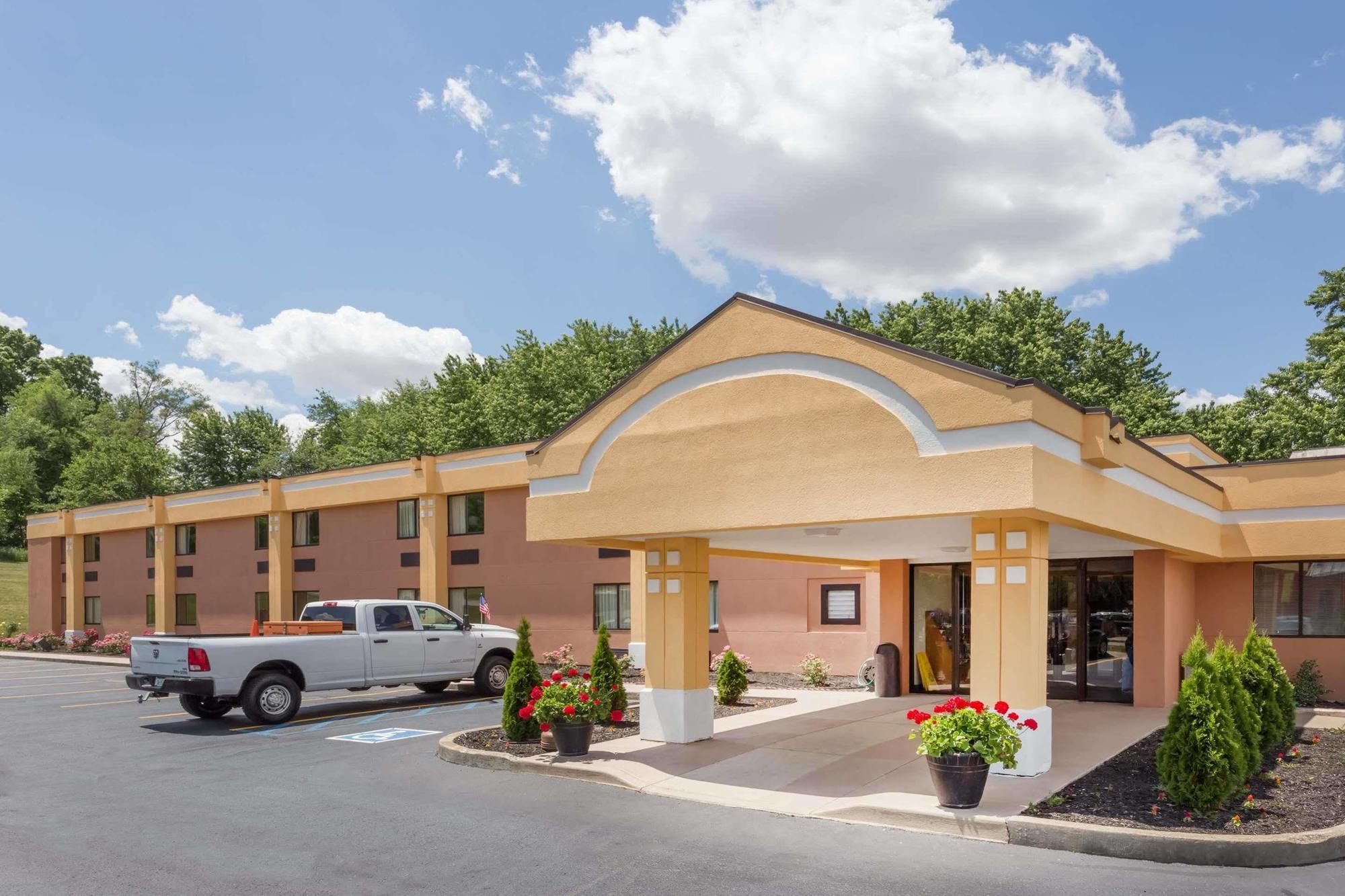 Super 8 By Wyndham Logansport Motel Exterior foto
